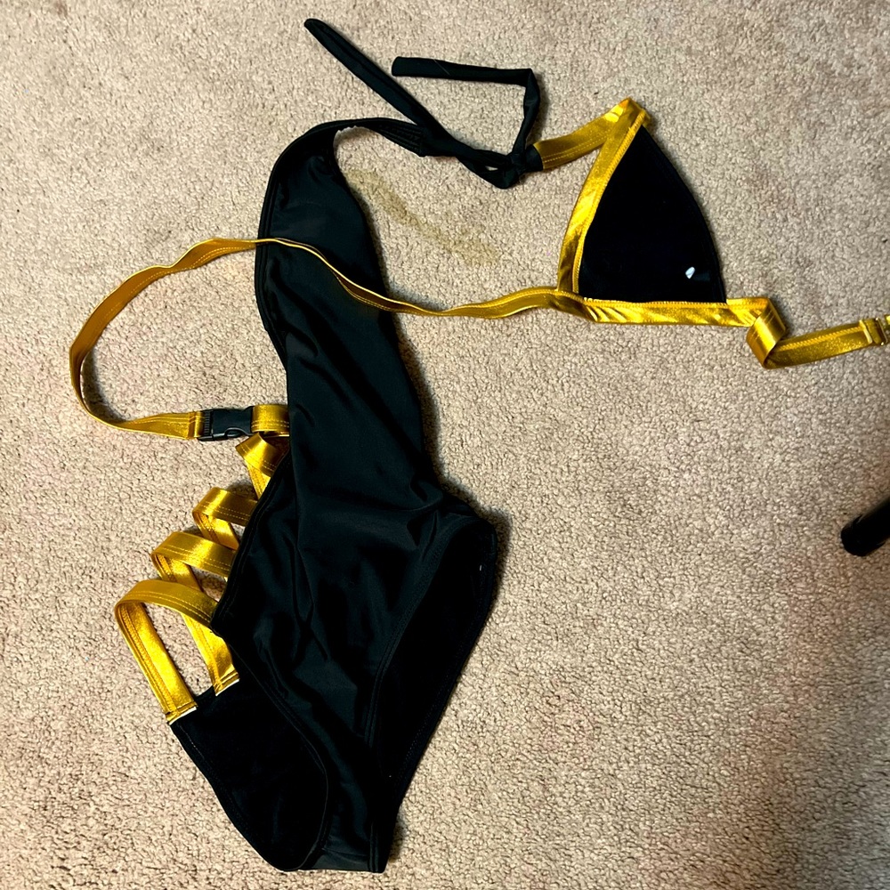 Super cute woman’s size small bathing suit never worn